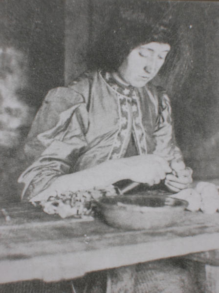 Ritratto di donna al lavoro in cucina
